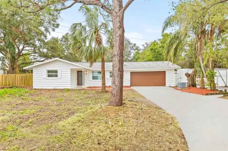 Single-family house For Sale in 2255, South Lagoon Circle, Clearwater, Florida