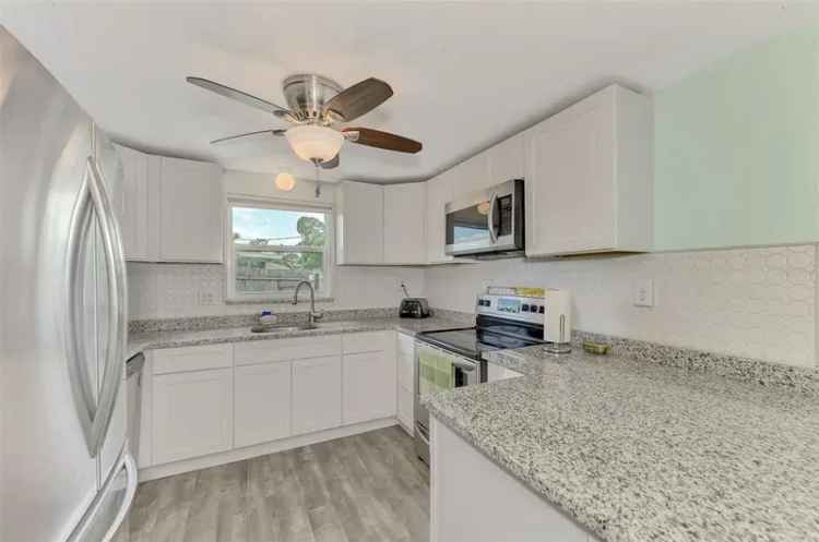 Single-family house For Sale in 2900, Siesta Drive, South Venice, Florida