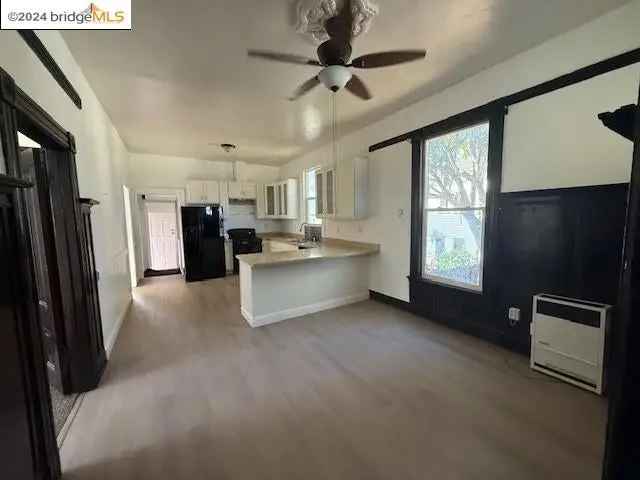 Multi-family house For Sale in 719, 35th Street, Oakland, California