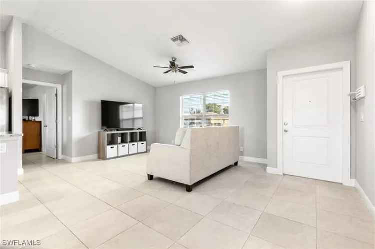 Single-family house For Sale in 1700, Northeast 7th Place, Cape Coral, Florida