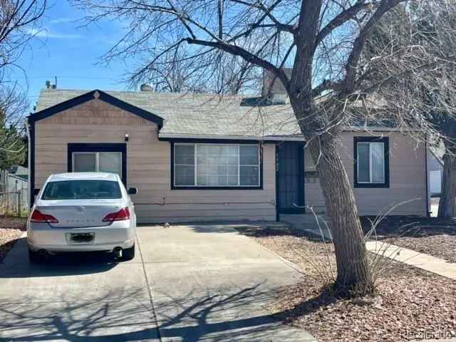 Single-family house For Sale in 1902, Kenton Street, Aurora, Colorado