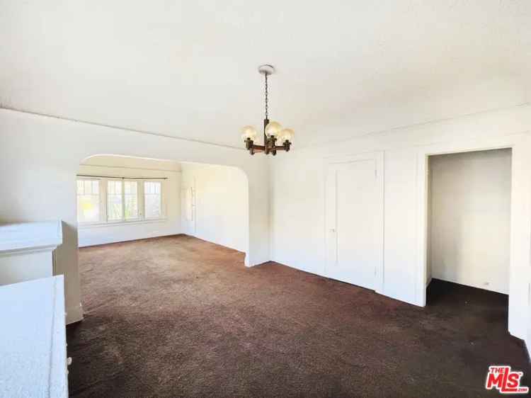 Multi-family house For Sale in 3991, South Harvard Boulevard, Los Angeles, California