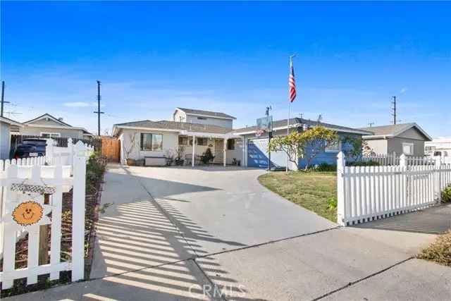 Single-family house For Sale in 10541, Florence Street, Cypress, California