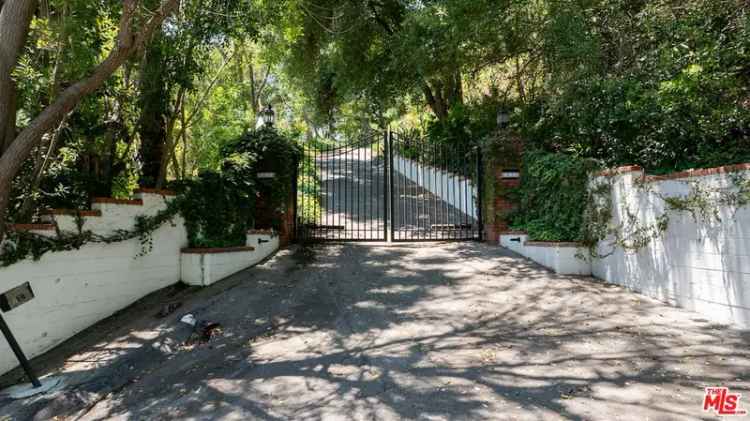 Single-family house For Sale in 9825, Melinda Drive, Beverly Hills, California