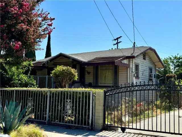 Single-family house For Sale in 2746, Benedict Street, Los Angeles, California