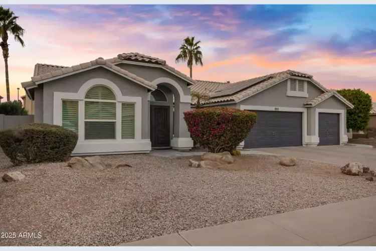 Single-family house For Sale in 810, South Lagoon Drive, Gilbert, Arizona