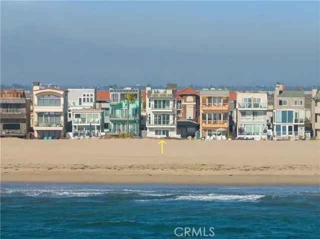 Single-family house For Sale in 52, Surfside Avenue, Seal Beach, California