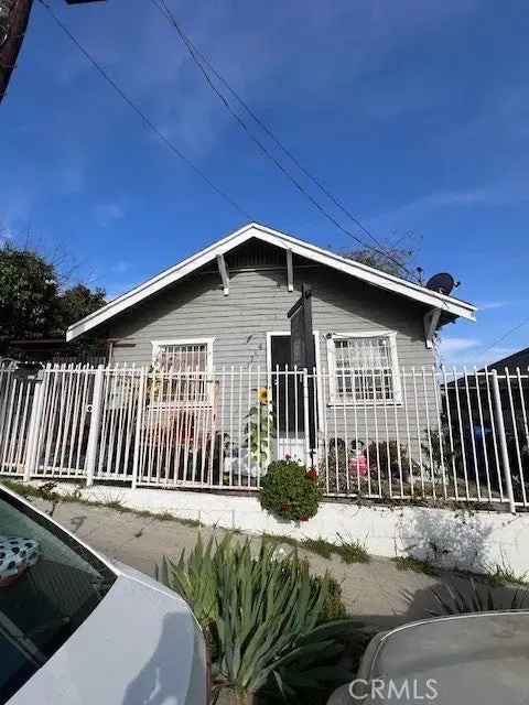 Single-family house For Sale in 1714, Walton Avenue, Los Angeles, California