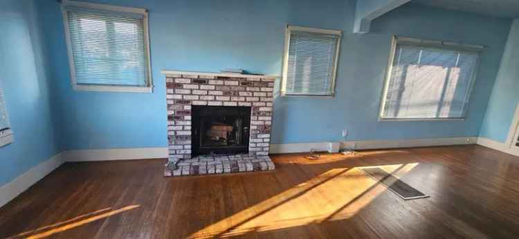 Single-family house For Sale in 2570, 68th Avenue, Oakland, California