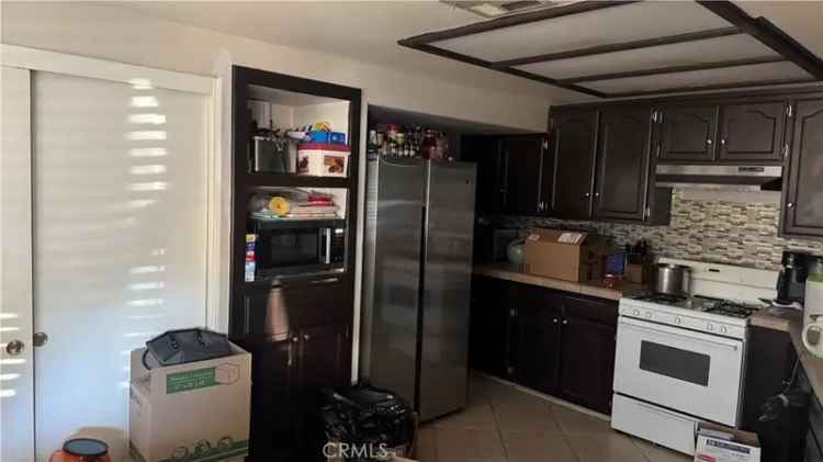 Multi-family house For Sale in 1118, East Campus Way, Hemet, California