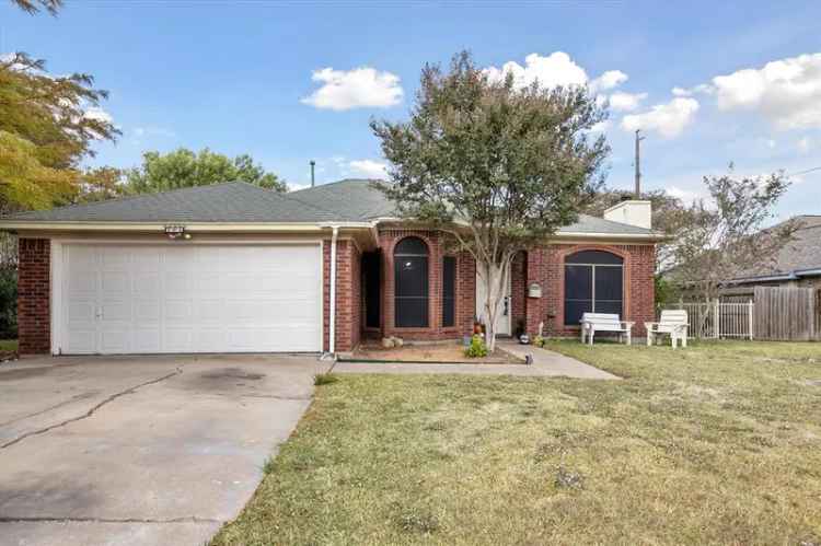 Single-family house For Sale in 304, Shirley Drive, Alvarado, Texas