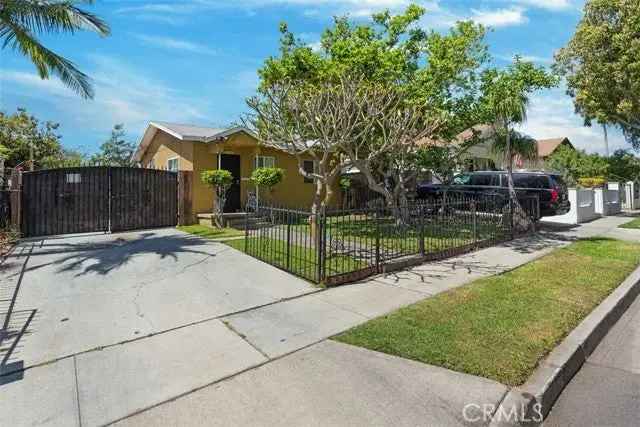 Single-family house For Sale in 2046, South Evergreen Street, Santa Ana, California