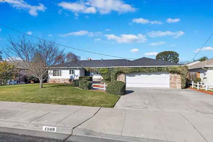 Single-family house For Sale in 4909, Northdale Drive, Fremont, California