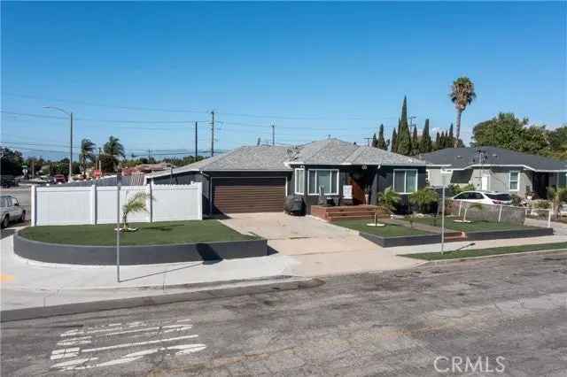 Single-family house For Sale in Long Beach, California