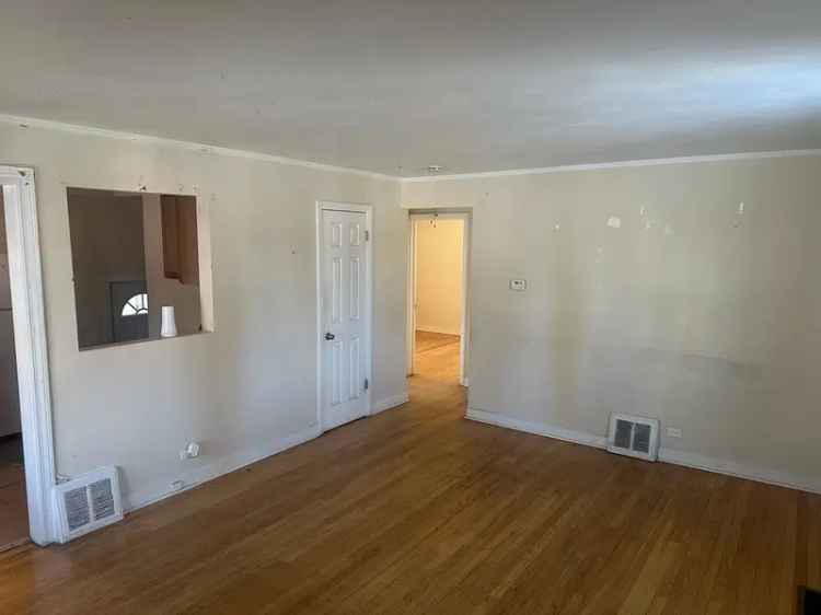 Single-family house For Sale in 9900, South Paxton Avenue, Chicago, Illinois