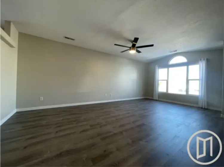 3 Bedroom 2 Bathroom Duplex Near SUU