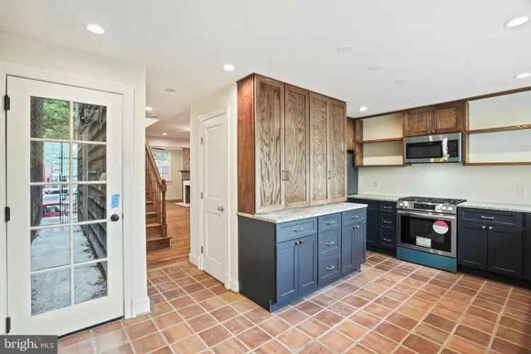 Single-family house For Sale in 903, 11th Street Southeast, Washington, District of Columbia