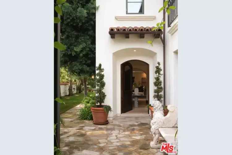 Single-family house For Sale in 9301, Cherokee Lane, Los Angeles, California