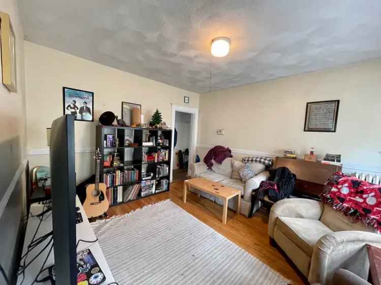 Spacious Apartment near Sutherland Road T Stop - Boston College & BU