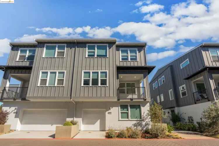 Condo For Sale in Oakland, California