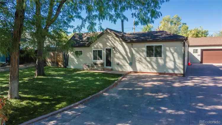 Single-family house For Sale in Lakewood, Colorado