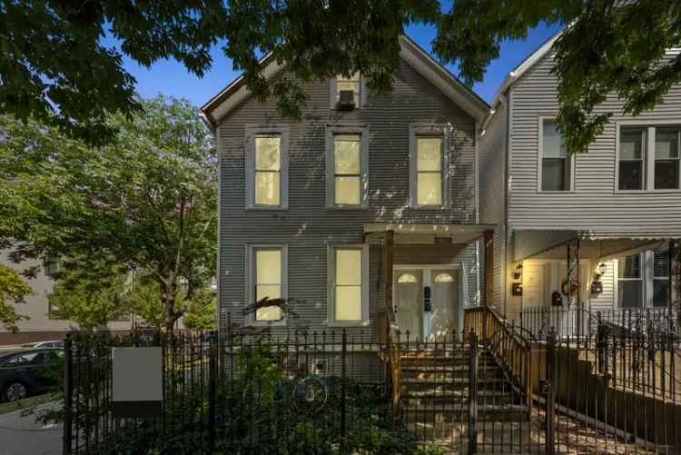 Multi-family house For Sale in 1657, North Artesian Avenue, Chicago, Illinois