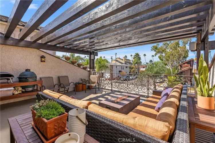 Single-family house For Sale in 154, 12th Street, Seal Beach, California