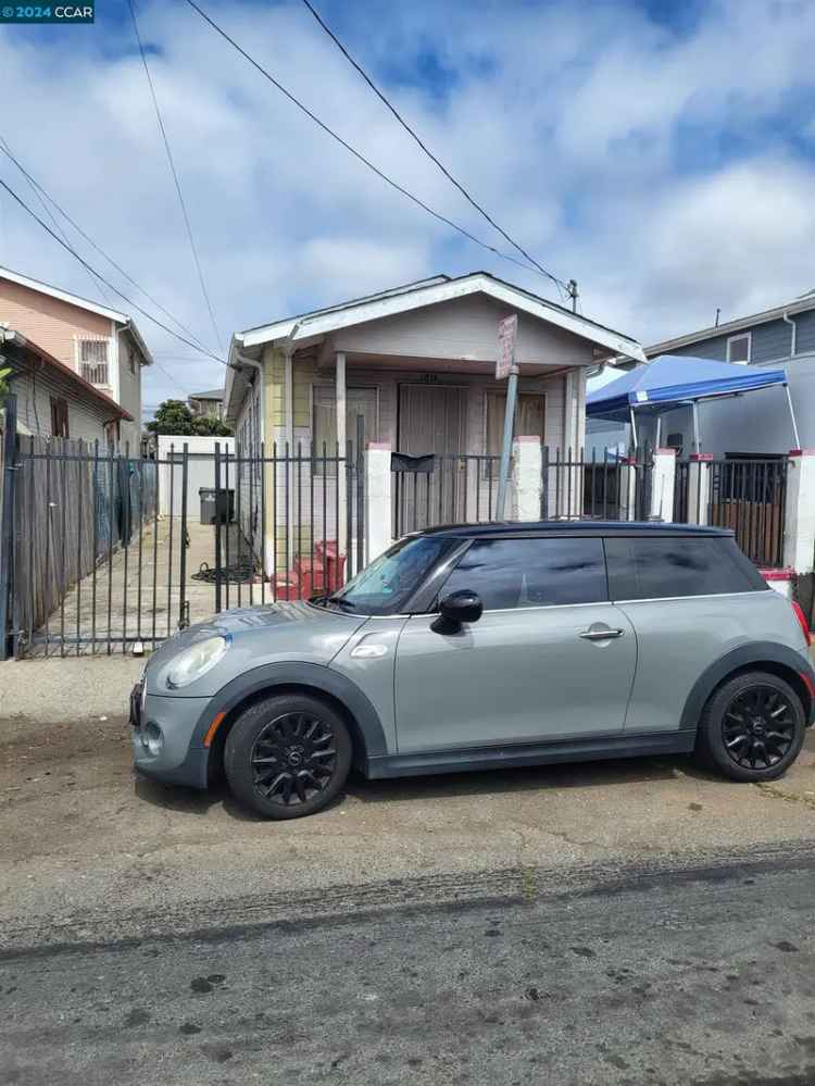 Single-family house For Sale in 1015, 70th Avenue, Oakland, California