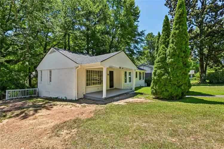 Single-family house For Sale in 1886, South Gordon Street Southwest, Atlanta, Georgia