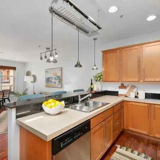 Greenlake Penthouse Condo - 2 Bed 1.75 Bath