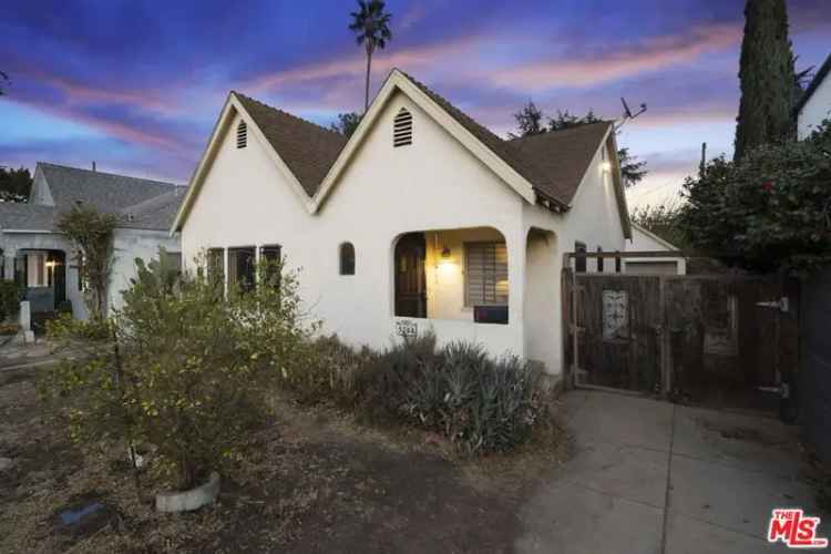 Single-family house For Sale in 5744, Satsuma Avenue, Los Angeles, California