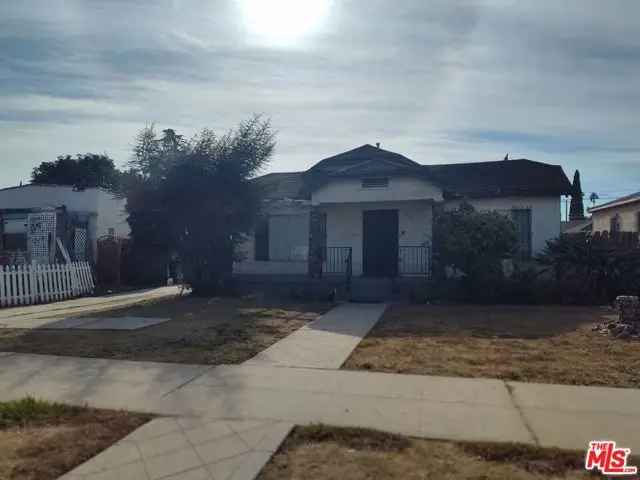 Single-family house For Sale in 1850, West 80th Street, Los Angeles, California