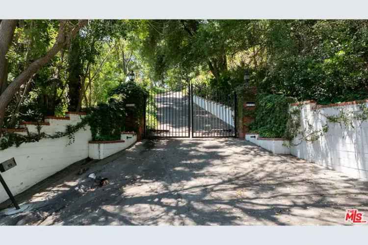 Single-family house For Sale in 9825, Melinda Drive, Beverly Hills, California