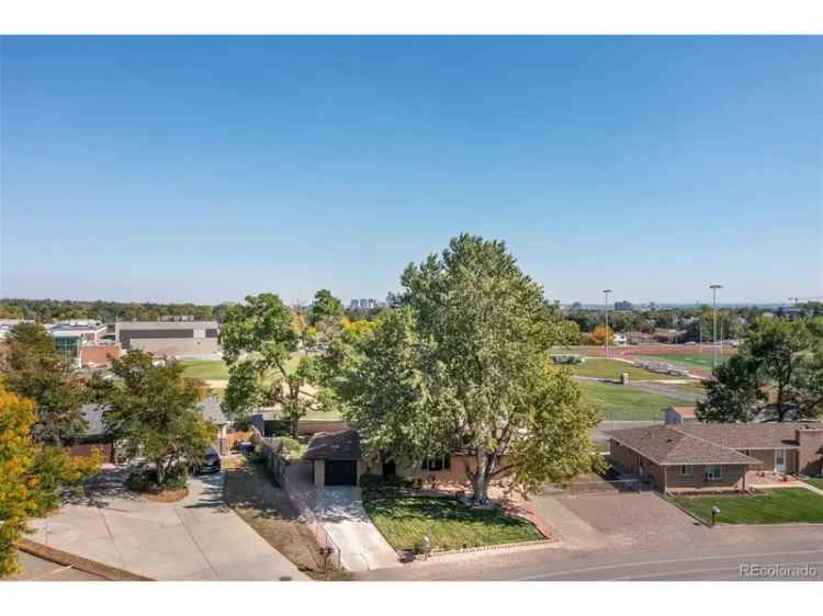 Single-family house For Sale in Lakewood, Colorado