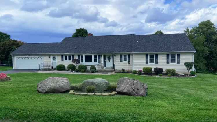 Single-family house For Sale in 5, Topfield Road, Danbury, Connecticut