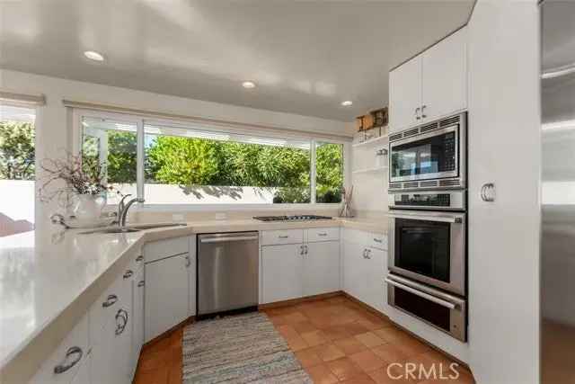 Single-family house For Sale in 2721, Victoria Drive, Laguna Beach, California