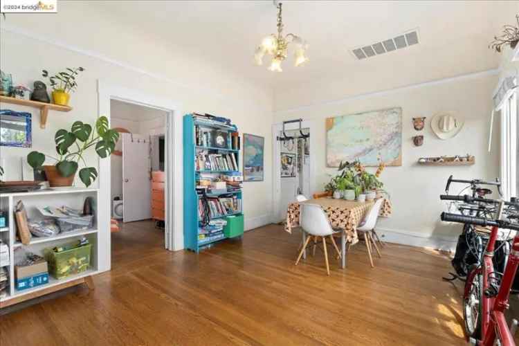 Single-family house For Sale in 624, 60th Street, Oakland, California