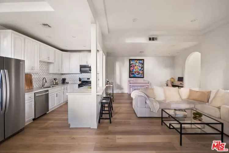 Condo For Sale in 4943, Rosewood Avenue, Los Angeles, California