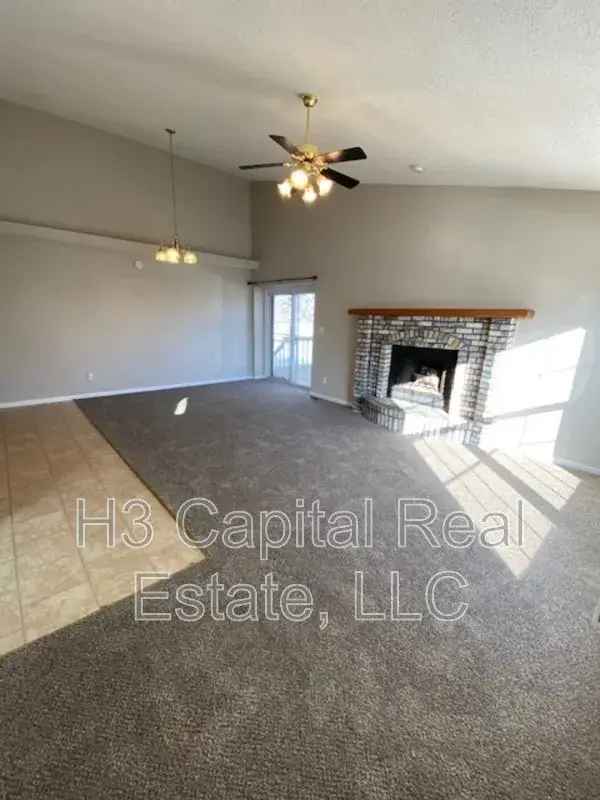 3 Bed 2 Bath Duplex for Rent - Vaulted Ceilings Garage Deck