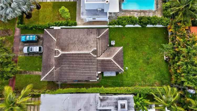 Single-family house For Sale in 535, West 51st Street, Miami Beach, Florida