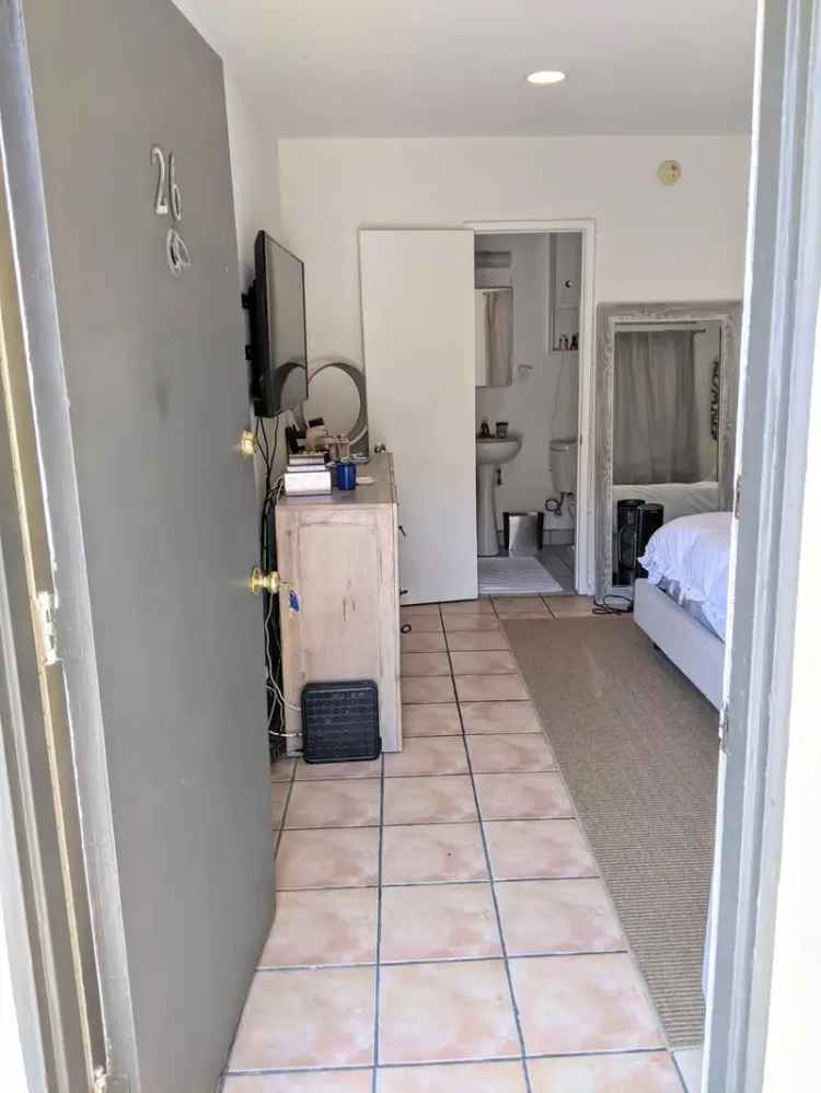 Santa Monica Bachelor Unit - Affordable Rent Controlled Apartment