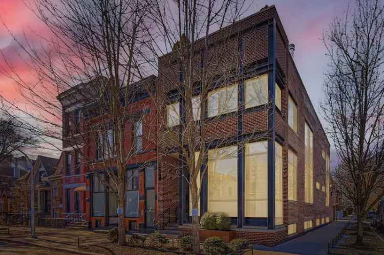 Single-family house For Sale in 1880, North Hoyne Avenue, Chicago, Illinois