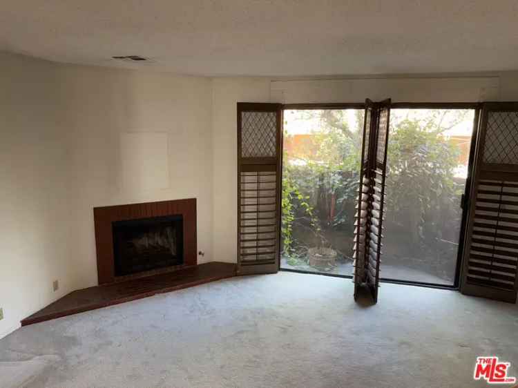 Condo For Sale in 5816, Etiwanda Avenue, Los Angeles, California