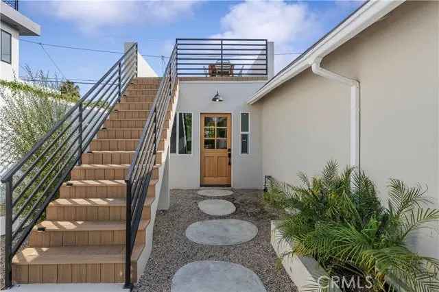 Single-family house For Sale in 12820, Short Avenue, Los Angeles, California