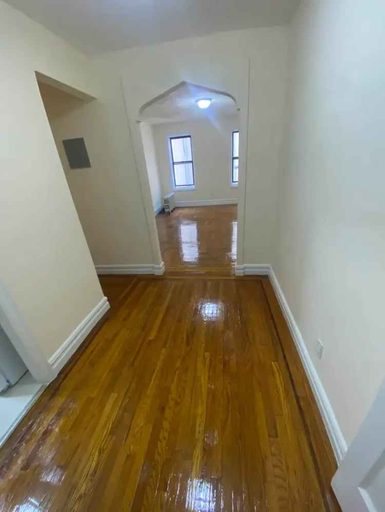 Spacious One Bedroom Apartment in Pelham Parkway Bronx