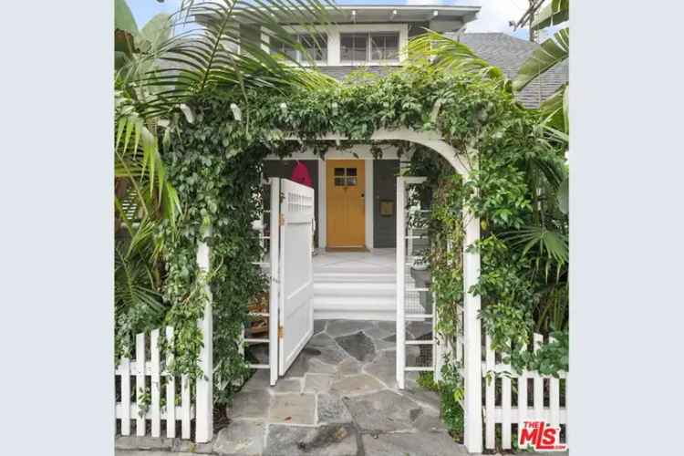 Single-family house For Sale in 2704, 3rd Street, Santa Monica, California