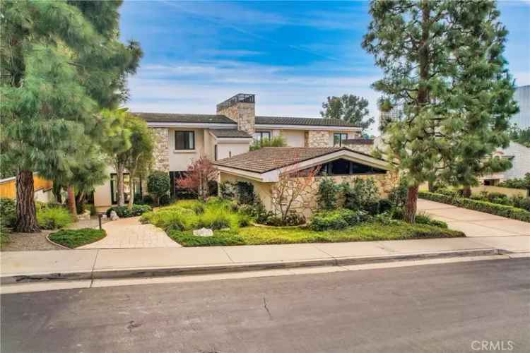 Single-family house For Sale in 15, Inverness Lane, Newport Beach, California