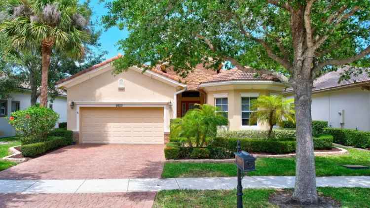 Single-family house For Sale in 9800, Southwest Nuova Way, Port Saint Lucie, Florida