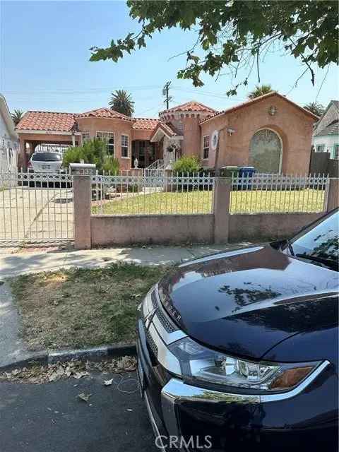 Single-family house For Sale in 2032, West 77th Street, Los Angeles, California