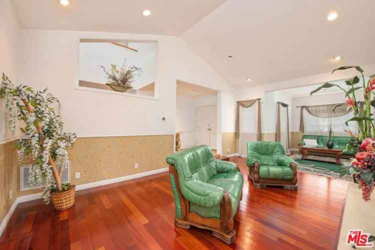 Single-family house For Sale in 15129, Otsego Street, Los Angeles, California